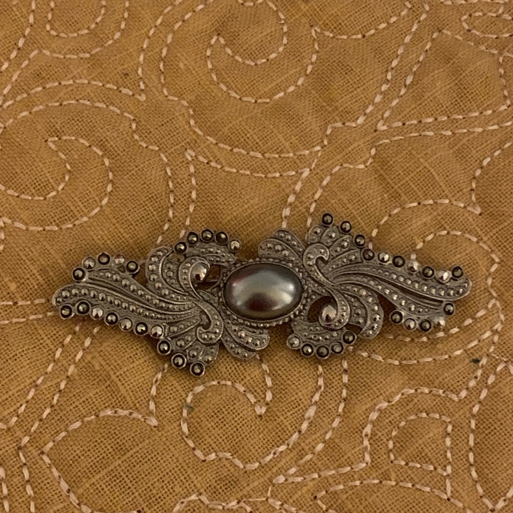 🐢 Grey Pearl and Silver Pin Back Brooch
